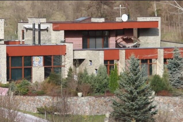 Тігіпко живе в особняку в стилі модерн по вулиці з колючим дротом