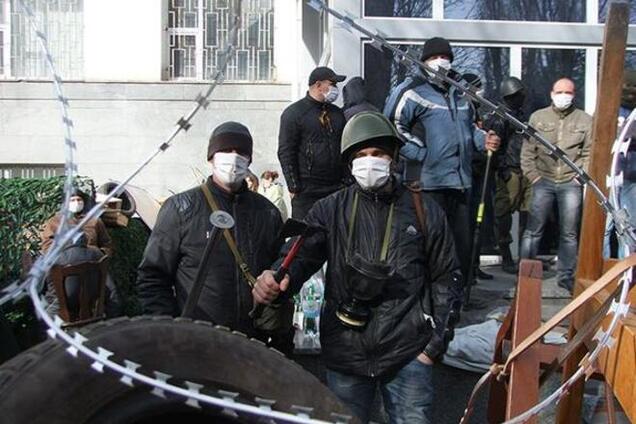 У МВС розповіли, скільки чоловік утримують адмінбудинку в Донецьку і Слов'янську