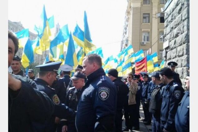 У Харьковского горсовета – два митинга, федералисты прорвались в здание