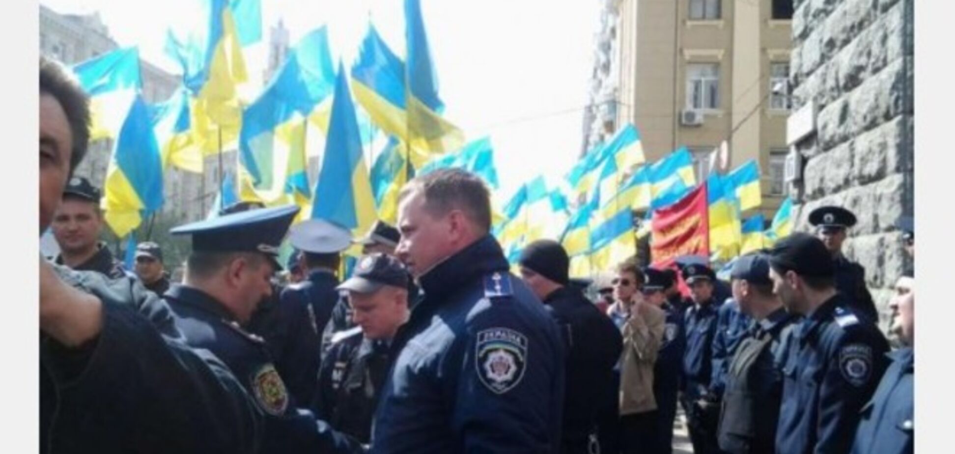 У Харьковского горсовета – два митинга, федералисты прорвались в здание