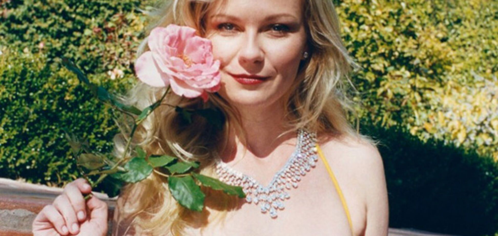 Очень-очень нелепая Кирстен Данст с розой в бассейне