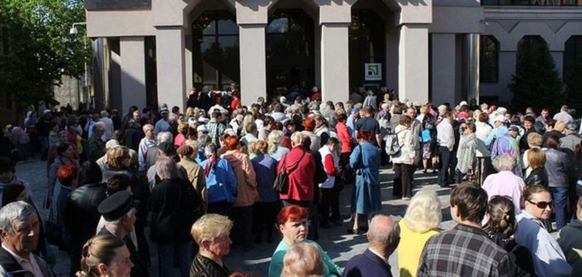 Под отделениями банков в Крыму толпятся многотысячные очереди