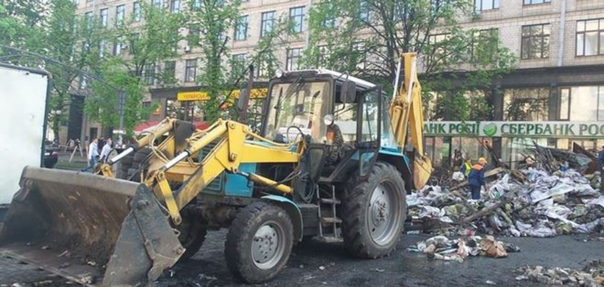 На Майдане разбирают баррикады