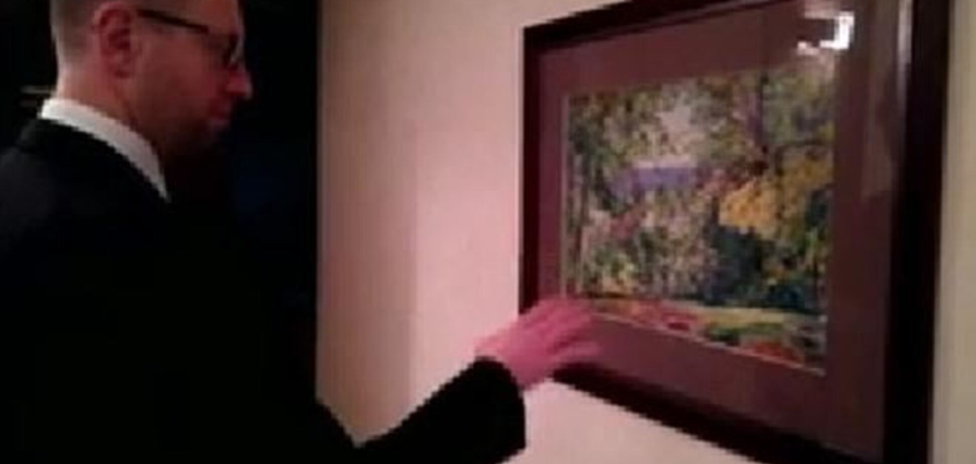 Яценюк провів екскурсію по своїй квартирі в Києві