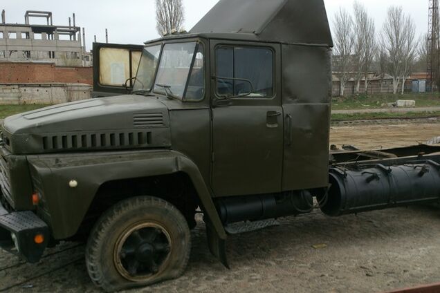 Российские оккупанты перед отправкой разбили украинскую военную технику 