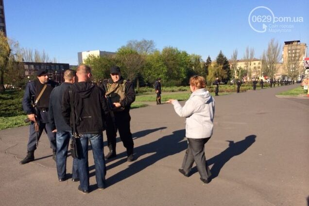 В Мариуполе освободили от сепаратистов здание горсовета