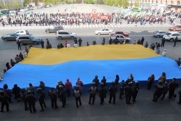 В Харькове патриоты и сепаратисты митингуют у стен ОГА