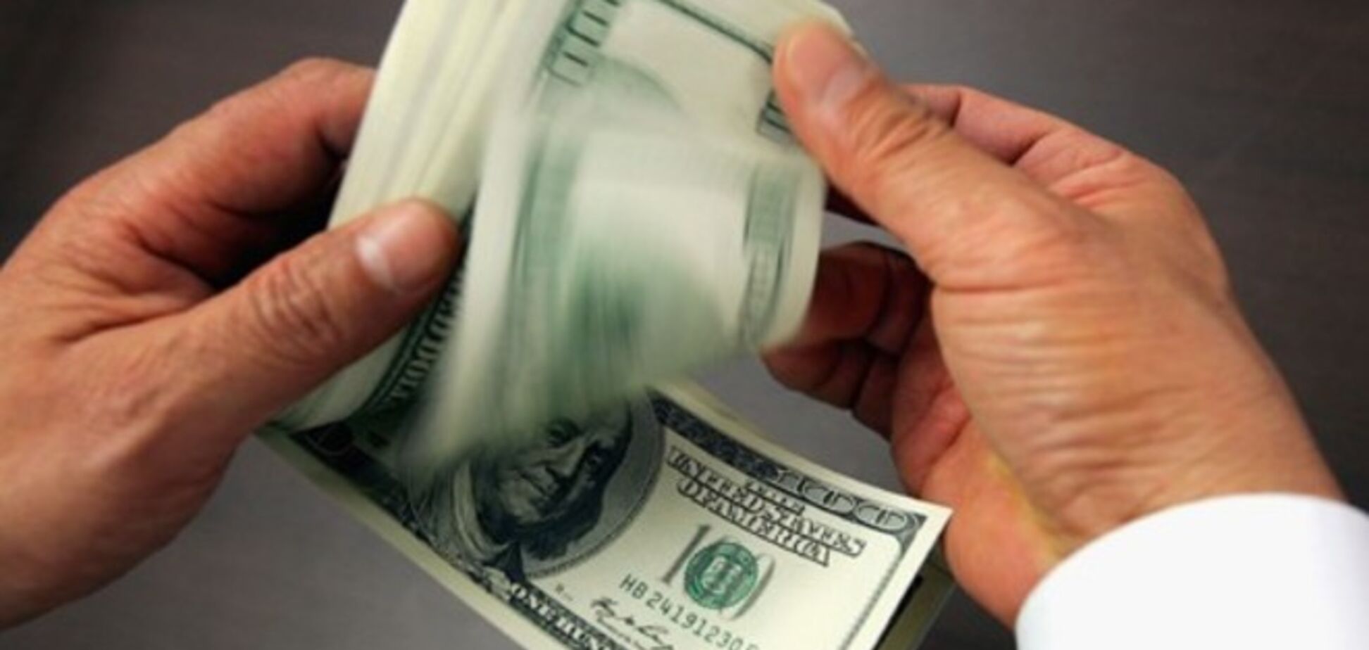 Доллар в обменных пунктах по 11,95 гривен