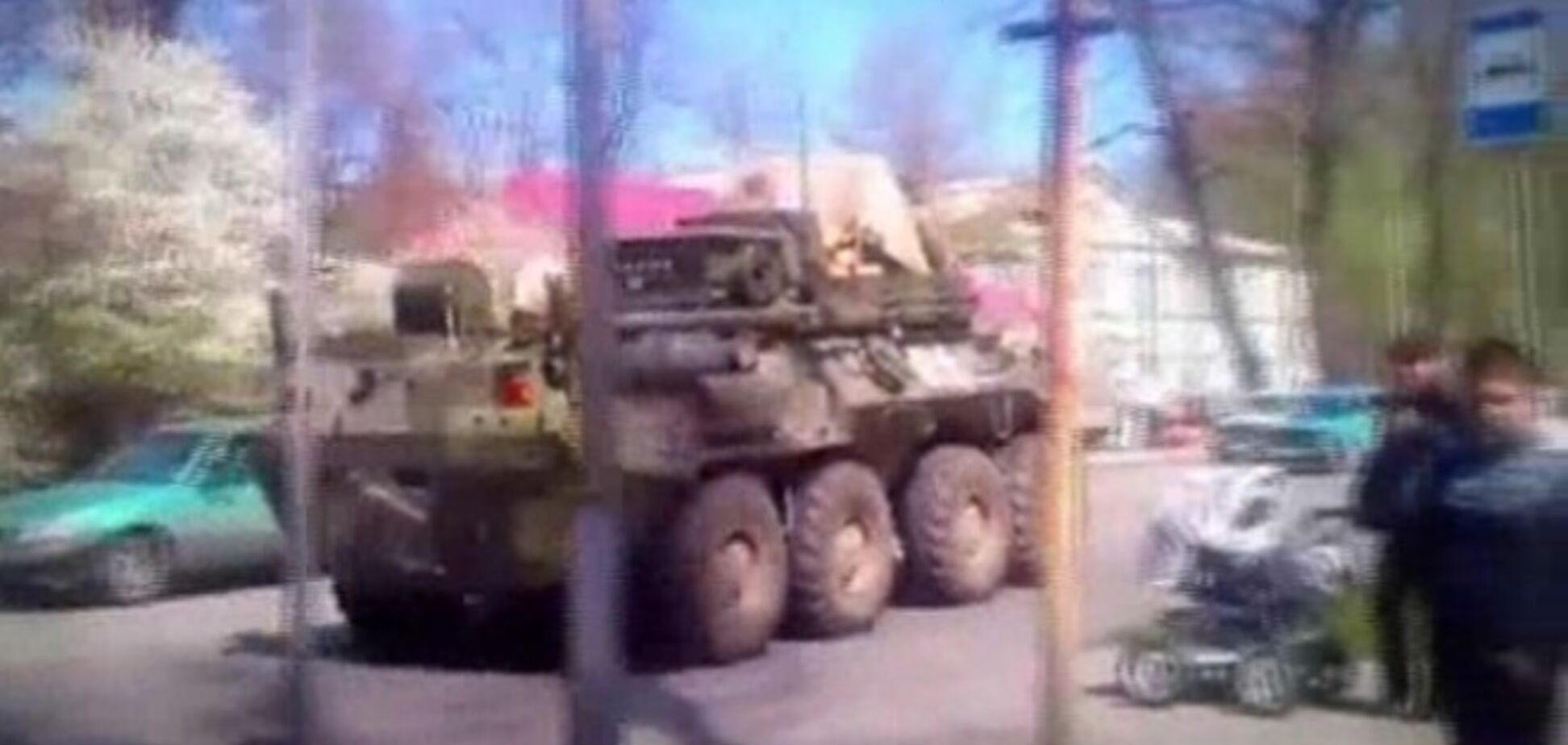 Россияне сняли на видео, как российская армия въезжает в приграничный с Украиной город
