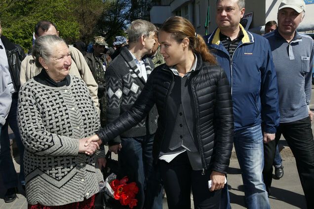 Королівська першою з українських політиків змогла потрапити в Донецьку ОДА і поспілкуватися з протестувальниками