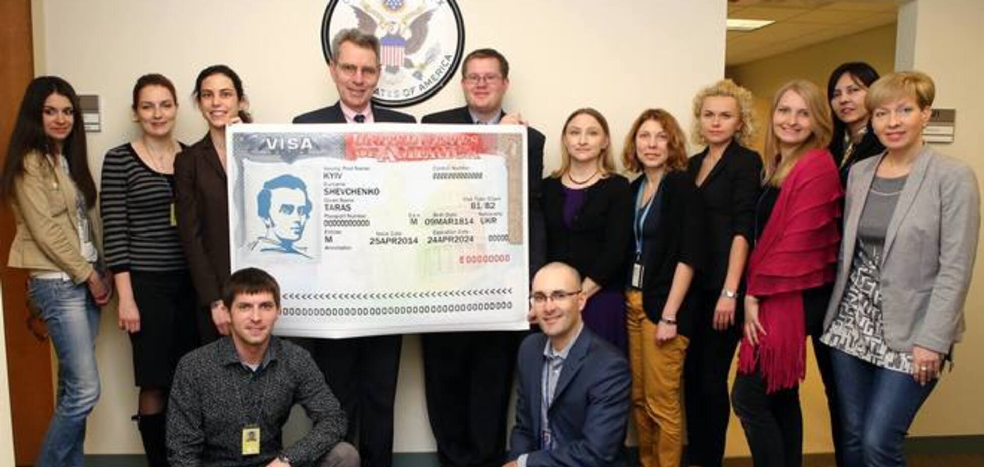 США начали выдавать украинцам 10-летние визы