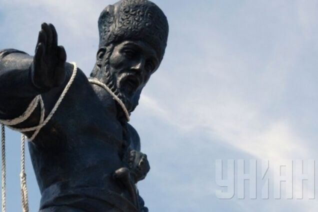 В Крыму уже сносят украинские памятники