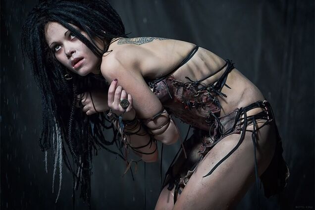 Солистку группы 'Слот' обезумевший фанат ударил ножом в шею