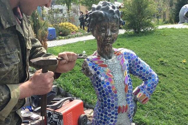 Популярному в Киеве 'Маленькому принцу' вернули отбитую руку