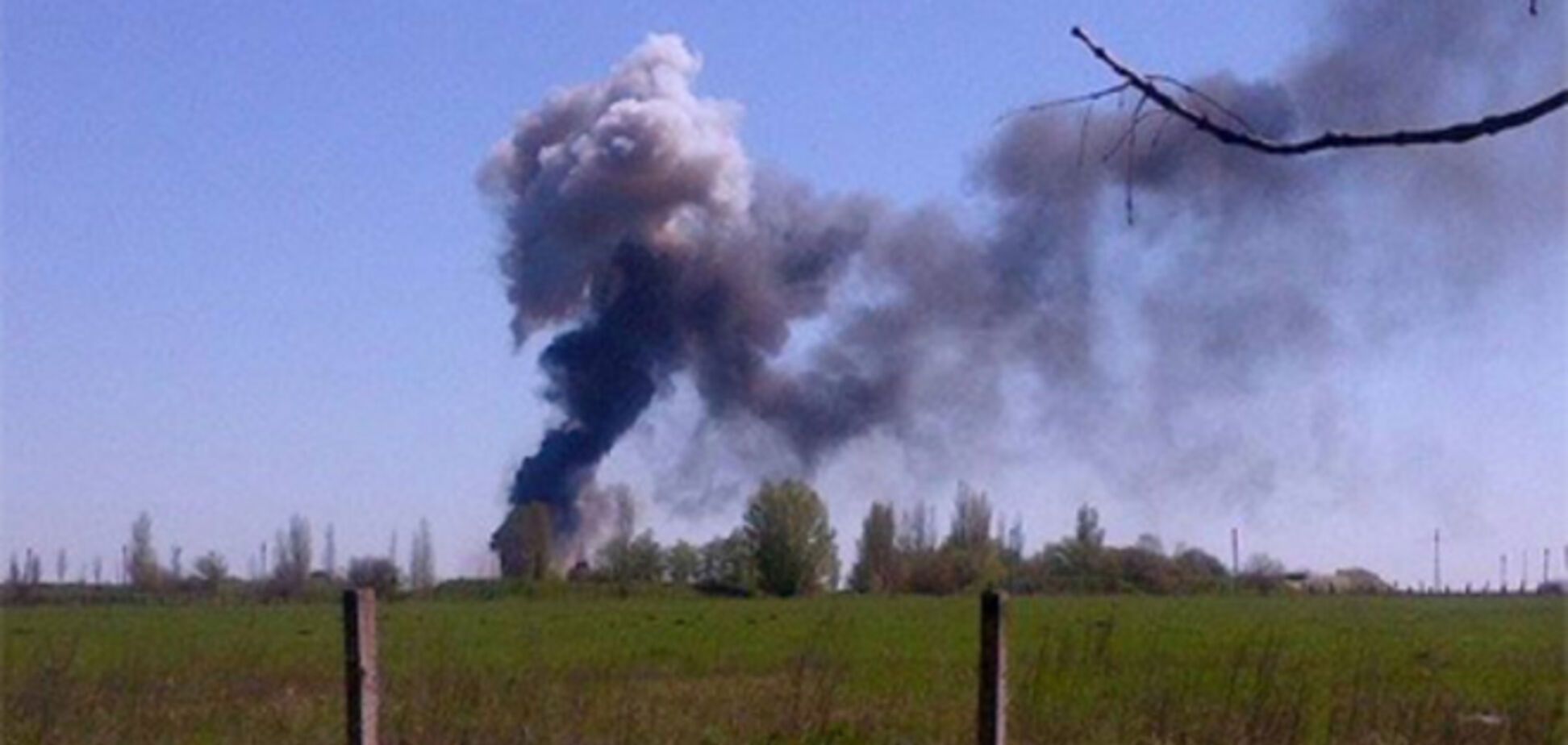 Минобороны говорит, что вертолет обстреляли из гранатомета, СБУ - снайпер