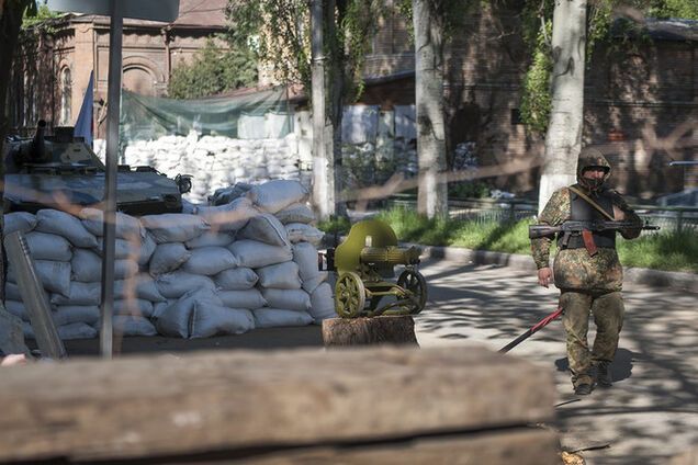 Инспекторов ОБСЕ держат в подвале, одному из заложников нужна медпомощь