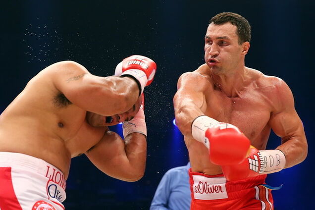 Кличко нокаутом победил Леапаи