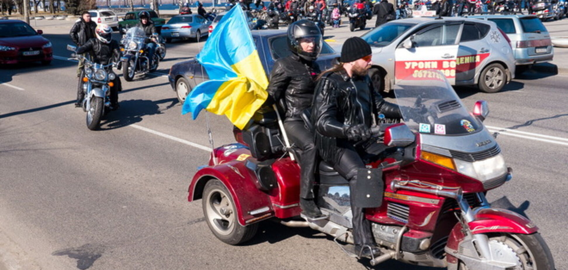 В Полтаве в поддержку единства Украины прошел парад байкеров, а деревья разрисовали в цвета украинского флага