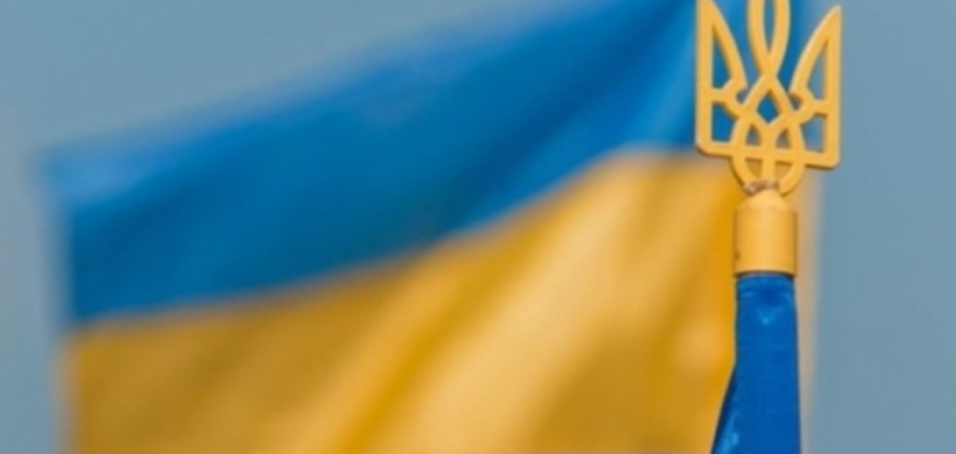 У Харкові розірвали прапор України, після чого фотографувалися на його фоні