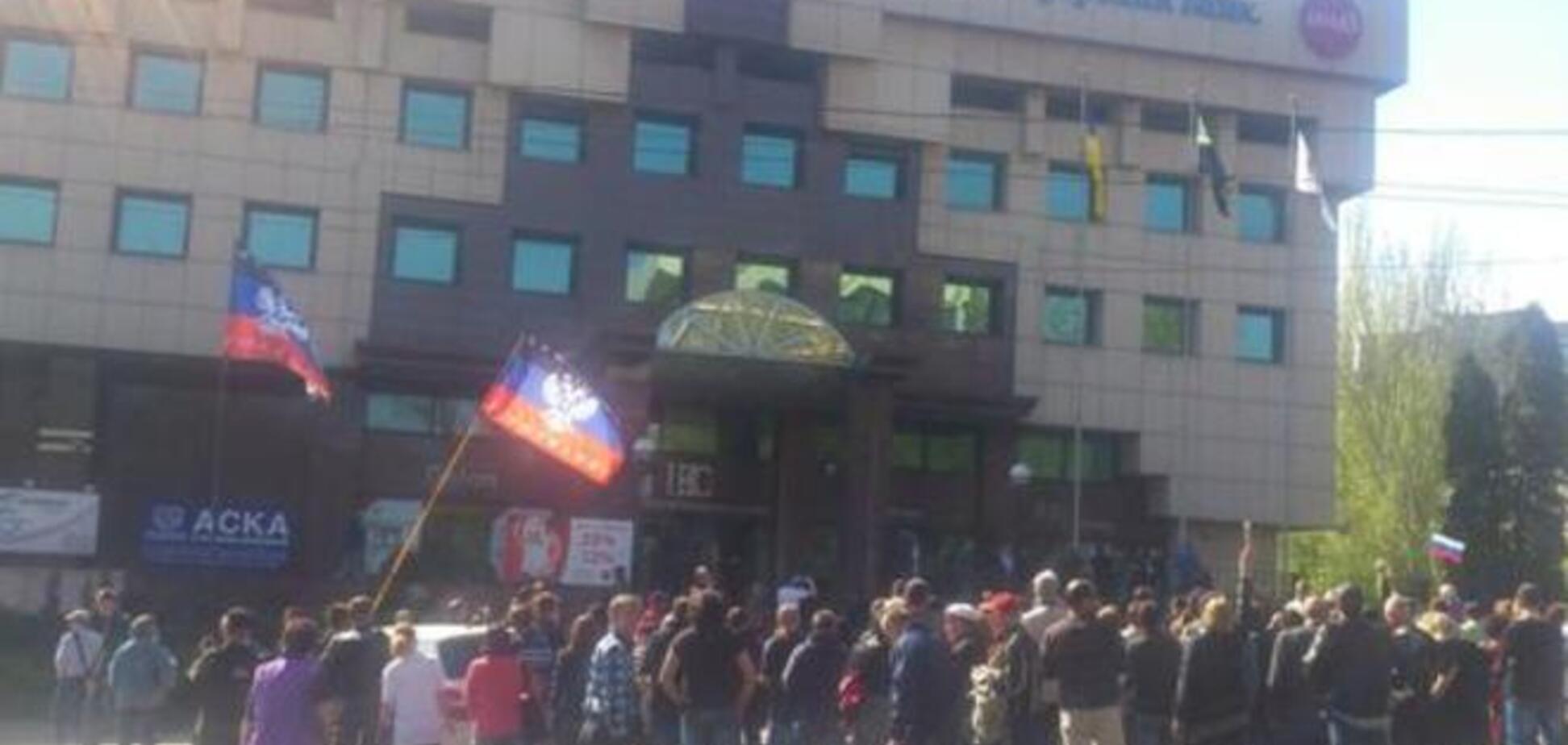 Прихильники терористів підняли над будівлею Донецької телерадіокомпанії свій прапор