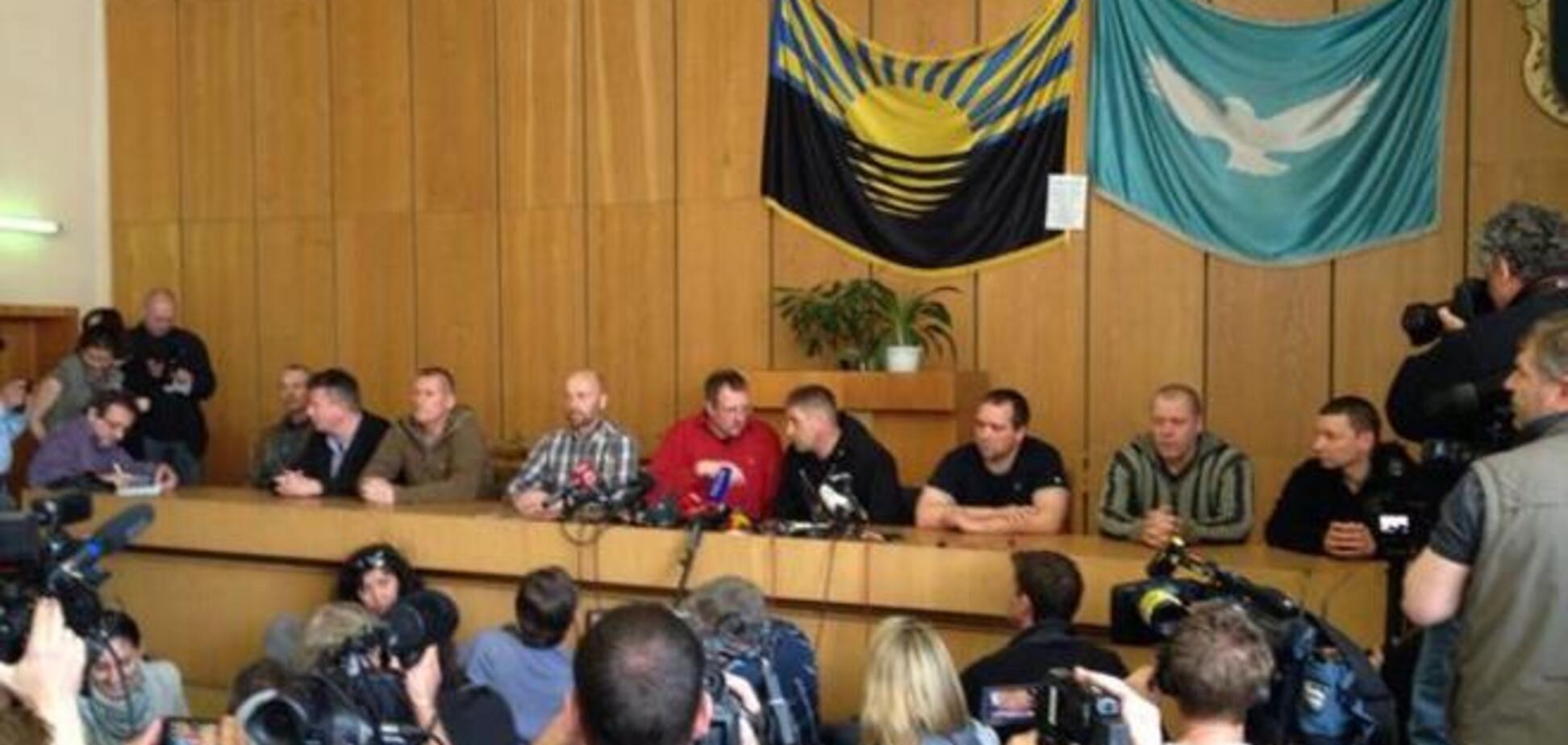 Захваченные инспекторы ОБСЕ вдруг заявили, что находятся в гостях у 'мэра'