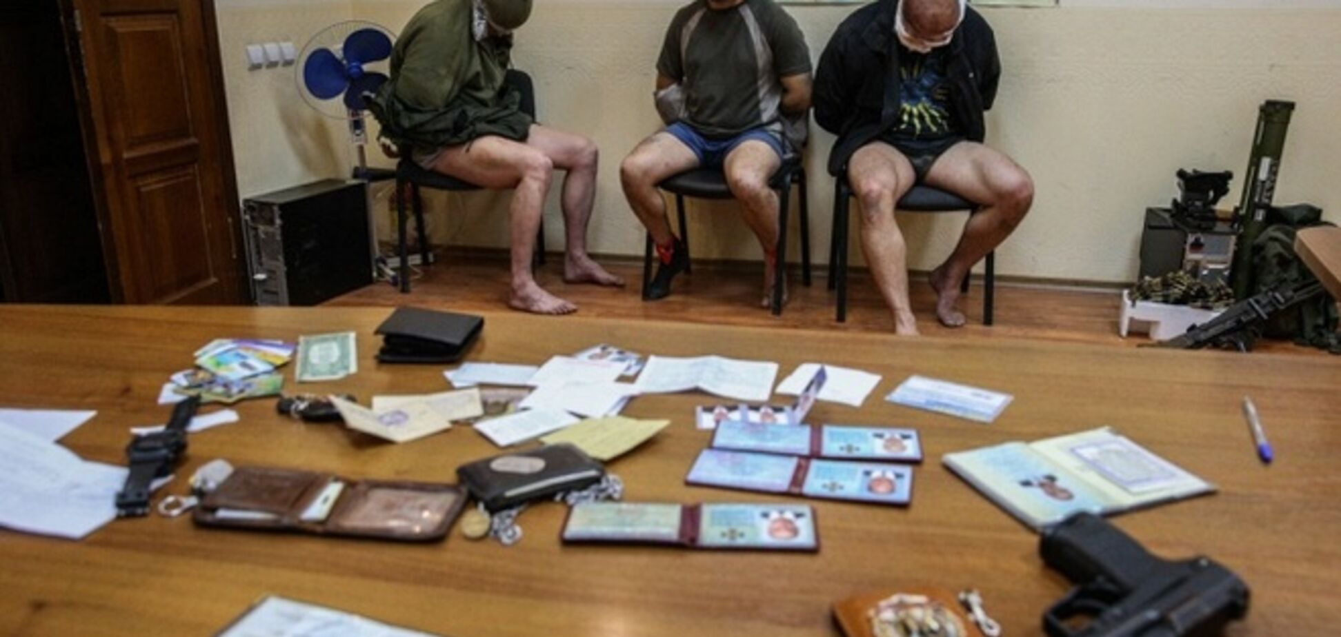 Террористы в Славянске захватили трех офицеров СБУ и пытали их