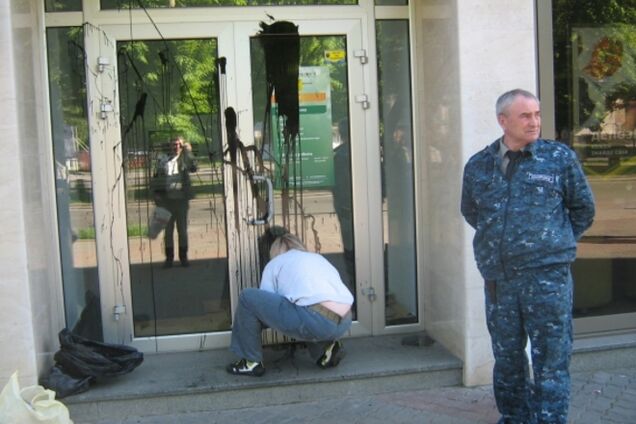 В Черкассах неизвестные облили смолой российский банк