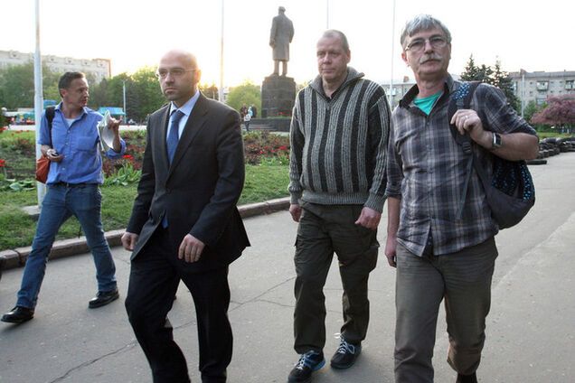 Одного из захваченных в Славянске инспекторов ОБСЕ отпустили, других - не планируют