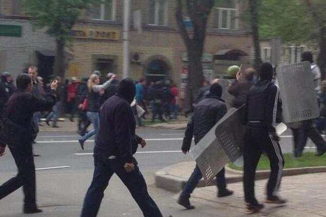 Сторонники террористов разбили авто участников автопробега за единую Украину в Донецке