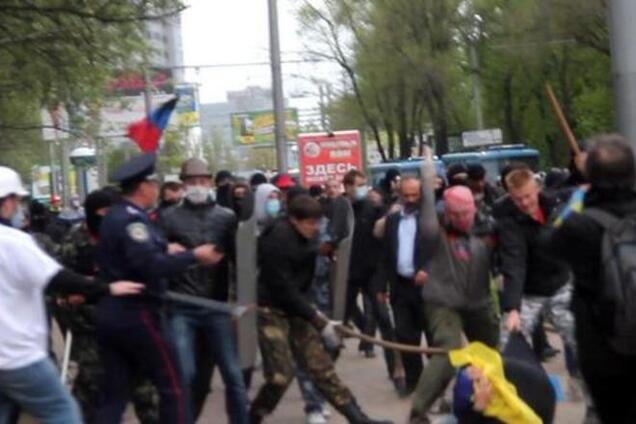 В Донецке сторонники террористов напали на мирное шествие