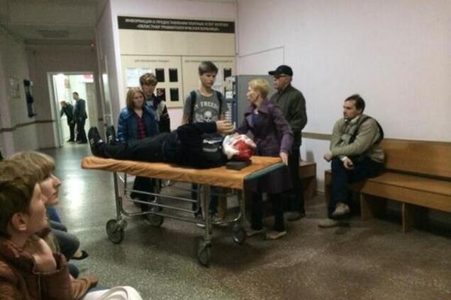 В Донецке милиция расступилась, чтобы сторонники террористов могли избить участников шествия – СМИ