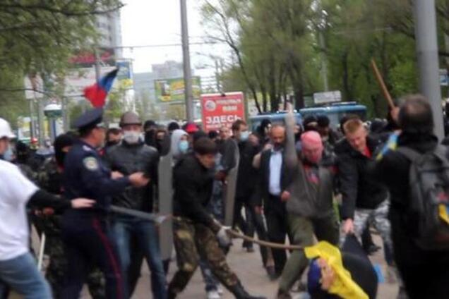 Во время столкновений в Донецке милиционера контузило самодельной гранатой