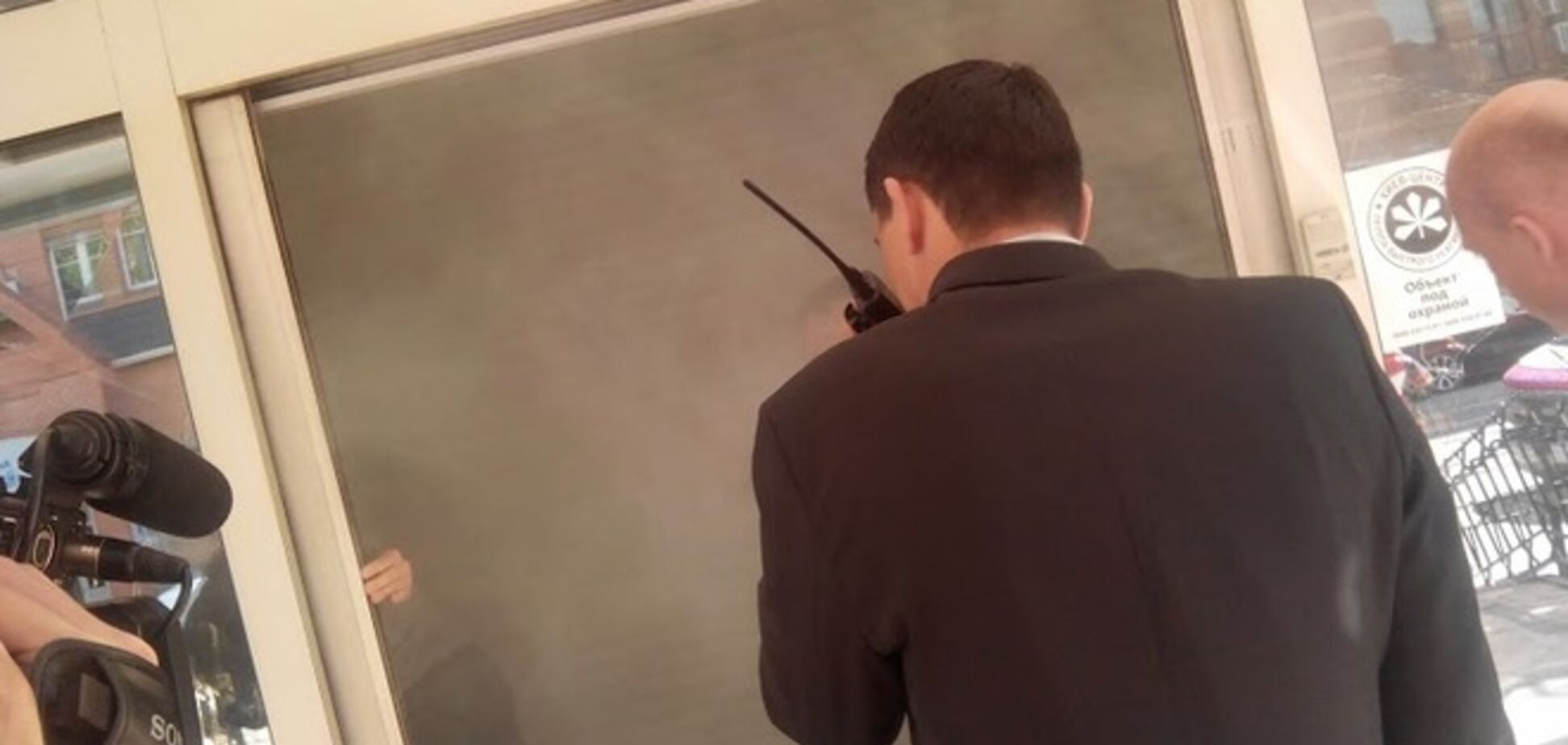 Активисты забросали 'Интер' дымовыми шашками с криками 'Интер-х**ло'