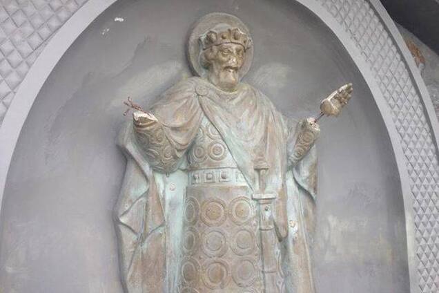 В Киеве вандалы изувечили скульптуру князя Владимира: оторвали крест