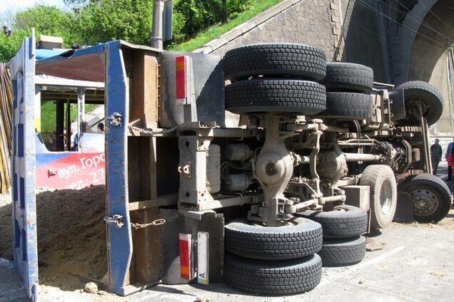 В ДТП с участием троллейбуса и грузовика в Киеве пострадали 22 человека