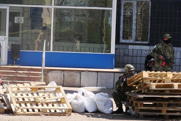 Террористы захватили здание Константиновского горсовета и готовятся к 'референдуму'