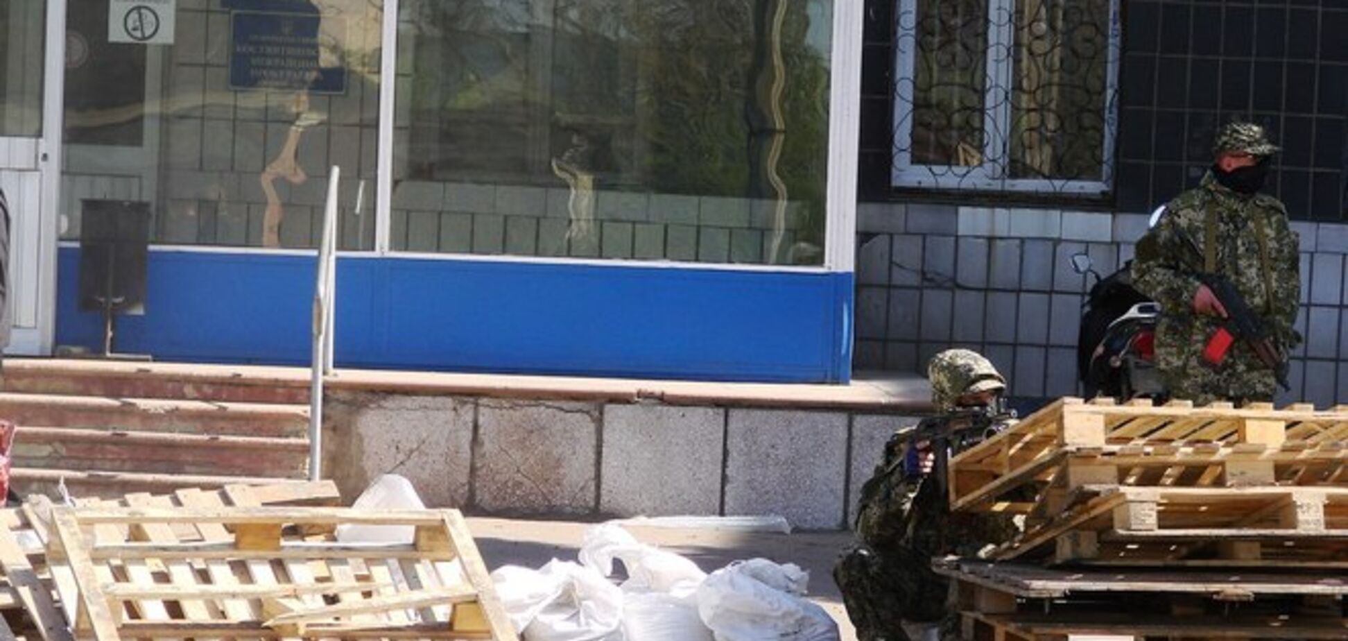 Терористи захопили будівлю Костянтинівського міськради і готуються до 'референдуму'