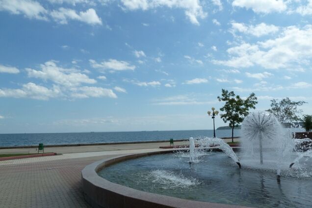 Погрожуючи перекрити воду, мер Керчі забув вимкнути фонтани