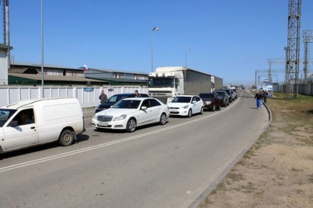 Желающие попасть в Крым через Керченский пролив стоят в очередях по 15 часов
