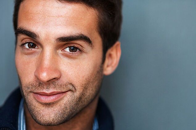 10 видов мужского флирта, которые женщины не замечают