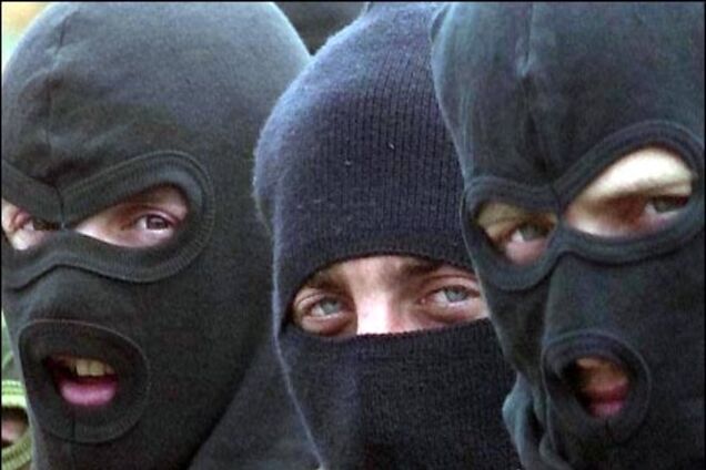 Около 30 людей в масках устроили перестрелку в Киевской области, есть раненые