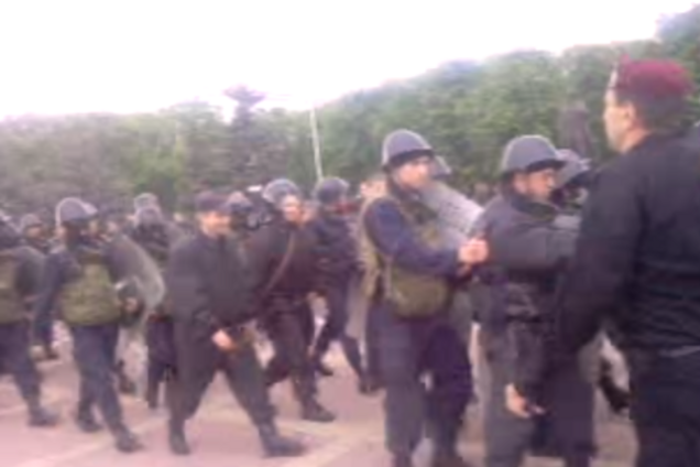 Бійці ВВ МВС вийшли з захопленого будинку ОДА в Луганську зі зброєю