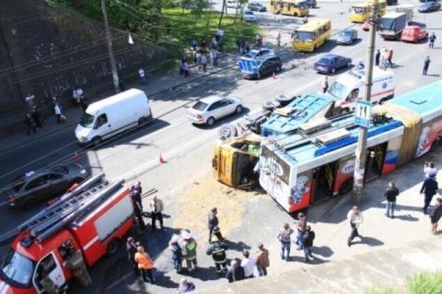 В Киеве после ДТП троллейбуса и грузовика детей выкапывали из песка