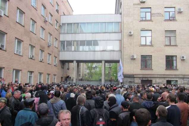 Террористы захватили здание Луганской прокуратуры и пикетируют МВД