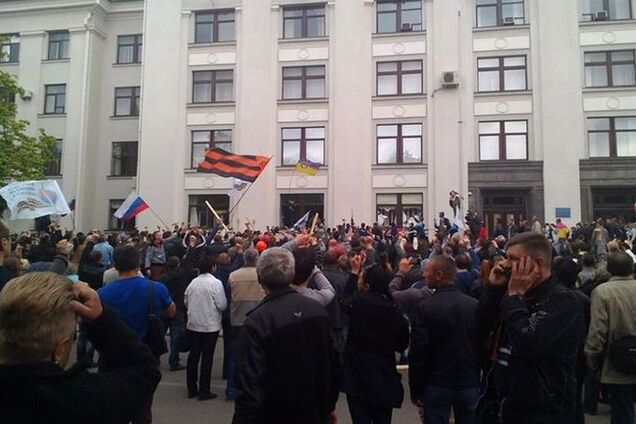 В Луганске пособники террористов взяли штурмом ОГА