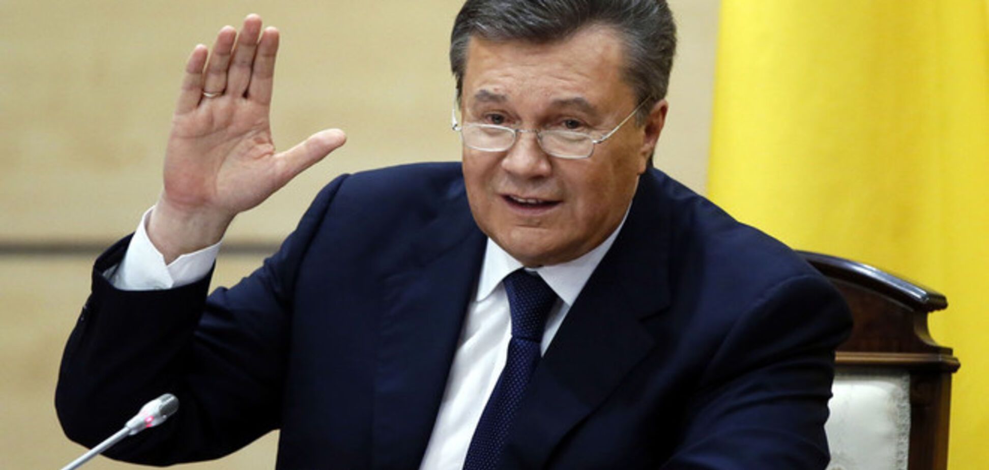 У мережі почали продавати одяг Януковича і 'візитки Яроша'
