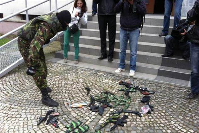 'Правый сектор' Закарпатья пошутил с милицией: вместо настоящего оружия сдал игрушечное