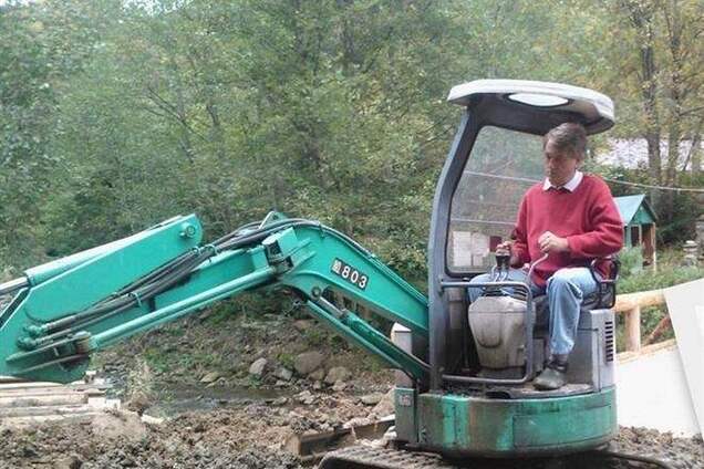 Ющенко в Безрадичах стрижет деревья и ездит на тракторе