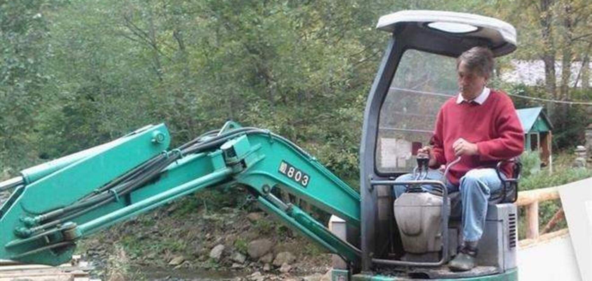 Ющенко в Безрадичах стрижет деревья и ездит на тракторе