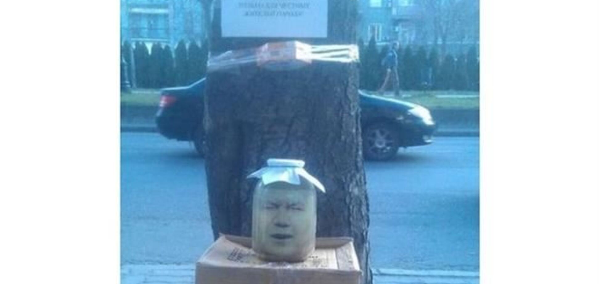 В Днепропетровске за 50 коп. можно сфотографироваться с 'консервированной головой Януковича'